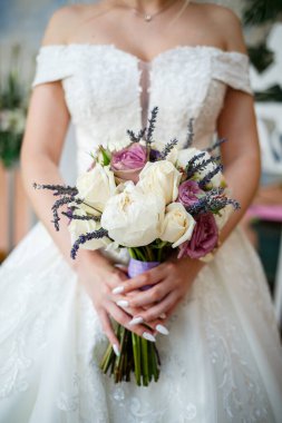 Yeni evlilerin elinde güzel bir buket çiçek.