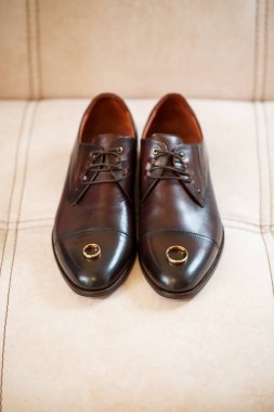 Düğün gününde damadın aksesuarları.