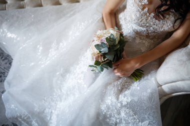 Yeni evlilerin elinde güzel bir buket çiçek.