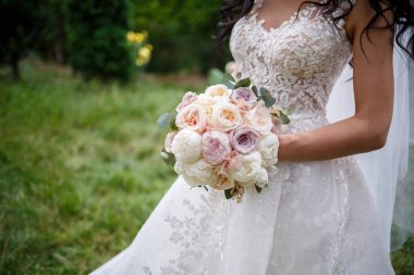 Yeni evlilerin elinde güzel bir buket çiçek.