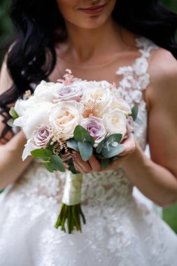 Yeni evlilerin elinde güzel bir buket çiçek.