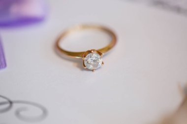 Yeni evliler için düğün yüzükleri.