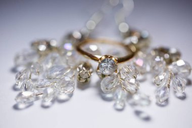 Yeni evliler için düğün yüzükleri.