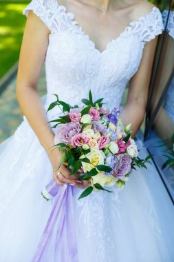 Yeni evlilerin elinde güzel bir buket çiçek.