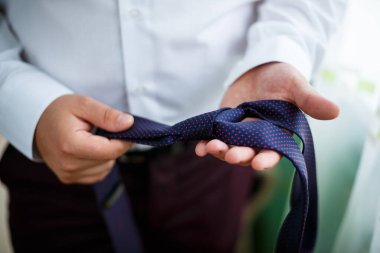 Adam düğün günü takım elbise giyer.