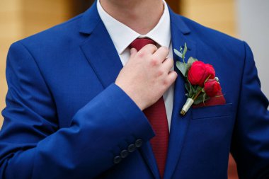 Adam düğün günü takım elbise giyer.