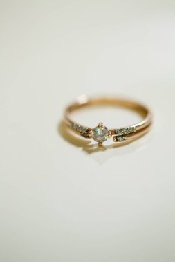 Yeni evliler için düğün yüzükleri.