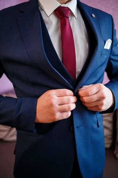 Homem Coloca Terno Dia Casamento — Fotografia de Stock