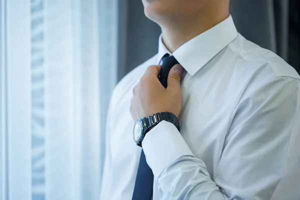 Hombre Pone Traje Día Boda — Foto de Stock