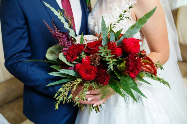 Красивий Весільний Букет Квітів Руках Молодят — стокове фото