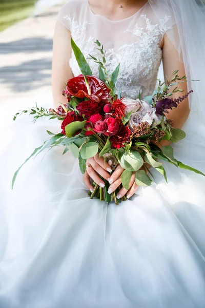 Прекрасный Свадебный Букет Цветов Руках Молодоженов — стоковое фото