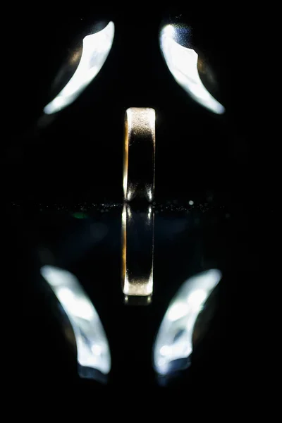 Siyah Camlı Altın Alyans — Stok fotoğraf