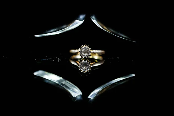 Zlatý Svatební Prsten Černém Skle — Stock fotografie