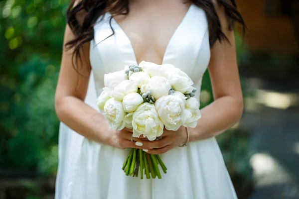 Beau Bouquet Mariage Fleurs Entre Les Mains Des Jeunes Mariés — Photo