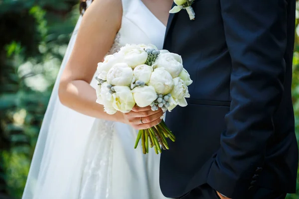 Mooi Bruiloft Boeket Van Bloemen Handen Van Pasgetrouwden — Stockfoto