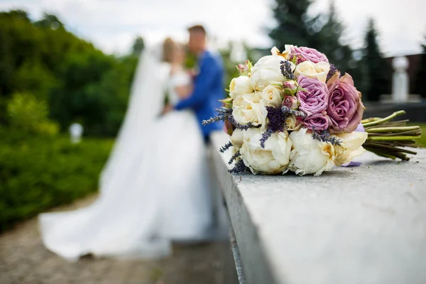 Mooi Bruiloft Boeket Van Bloemen Handen Van Pasgetrouwden — Stockfoto