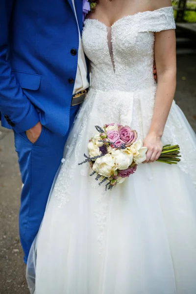 Красивий Весільний Букет Квітів Руках Молодят — стокове фото