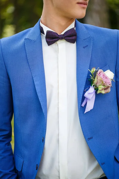 Adam düğün günü takım elbise giyer.