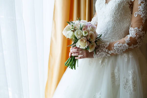 Beau Bouquet Mariage Fleurs Entre Les Mains Des Jeunes Mariés — Photo