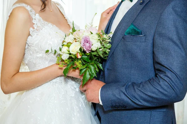 Mooi Bruiloft Boeket Van Bloemen Handen Van Pasgetrouwden — Stockfoto