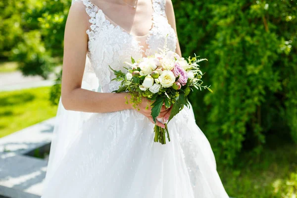 Beau Bouquet Mariage Fleurs Entre Les Mains Des Jeunes Mariés — Photo