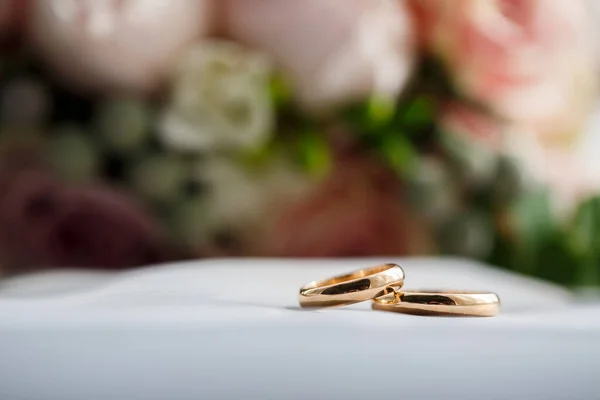 Gouden Trouwringen Voor Pasgetrouwden Trouwdag — Stockfoto