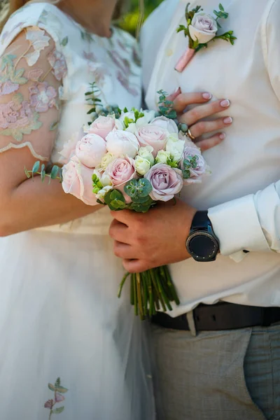 Beautiful Wedding Bouquet Flowers Hands Newlyweds — Stock Photo, Image