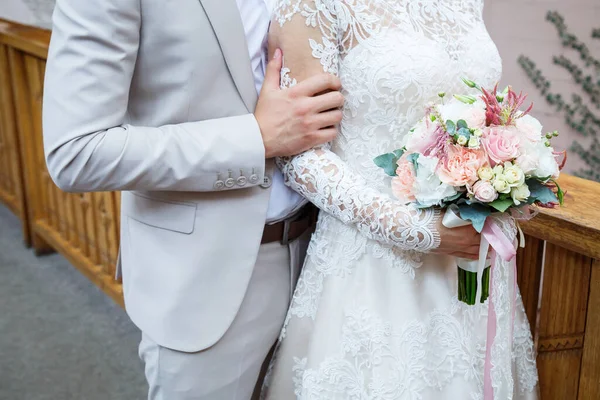 Hermoso Ramo Flores Las Manos Los Recién Casados — Foto de Stock