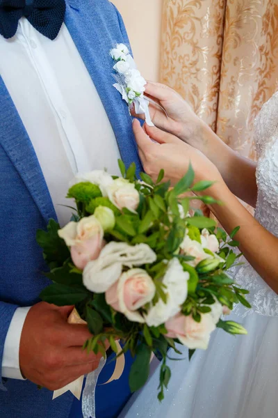 Schöner Hochzeitsstrauß Aus Blumen Den Händen Des Brautpaares — Stockfoto