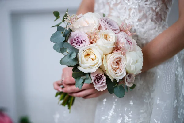 Krásná Svatební Kytice Květin Rukou Novomanželů — Stock fotografie