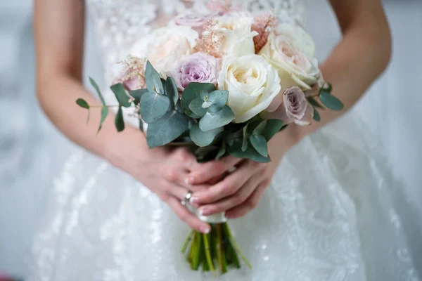 Yeni Evlilerin Elinde Güzel Bir Buket Çiçek — Stok fotoğraf