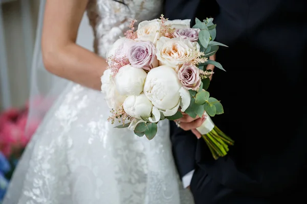 Schöner Hochzeitsstrauß Aus Blumen Den Händen Des Brautpaares — Stockfoto