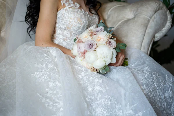 Beau Bouquet Mariage Fleurs Entre Les Mains Des Jeunes Mariés — Photo