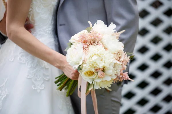 Schöner Hochzeitsstrauß Aus Blumen Den Händen Des Brautpaares — Stockfoto