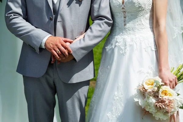 Schöner Hochzeitsstrauß Aus Blumen Den Händen Des Brautpaares — Stockfoto