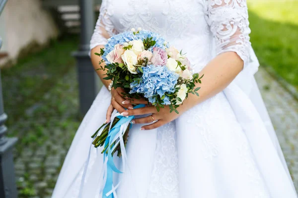 新婚夫妇手里拿着美丽的结婚花束 — 图库照片