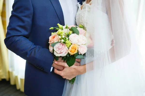 Mooi Bruiloft Boeket Van Bloemen Handen Van Pasgetrouwden — Stockfoto