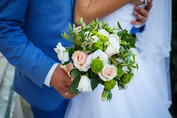 Schöner Hochzeitsstrauß Aus Blumen Den Händen Des Brautpaares — Stockfoto