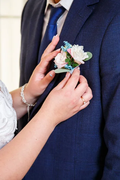 Beautiful Wedding Bouquet Flowers Hands Newlyweds — Stock Photo, Image