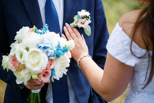 Schöner Hochzeitsstrauß Aus Blumen Den Händen Des Brautpaares — Stockfoto