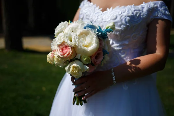 新婚夫妇手里拿着美丽的结婚花束 — 图库照片