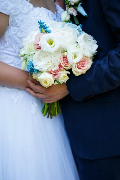 Mooi Bruiloft Boeket Van Bloemen Handen Van Pasgetrouwden — Stockfoto