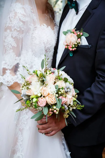 Schöner Hochzeitsstrauß Aus Blumen Den Händen Des Brautpaares — Stockfoto