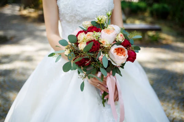 Mooi Bruiloft Boeket Van Bloemen Handen Van Pasgetrouwden — Stockfoto