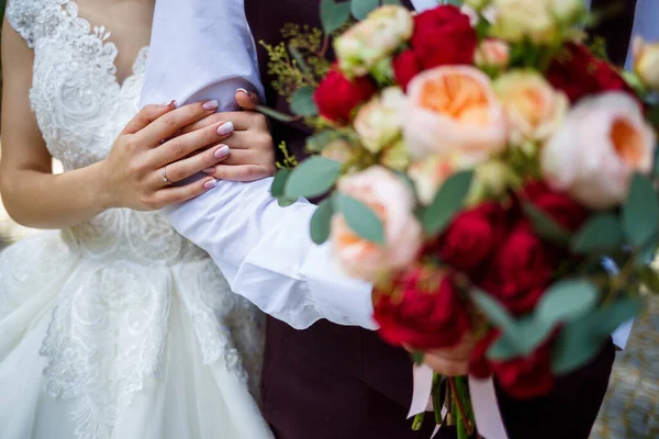 Mooi Bruiloft Boeket Van Bloemen Handen Van Pasgetrouwden — Stockfoto