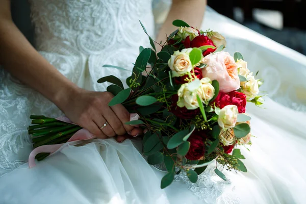 Schöner Hochzeitsstrauß Aus Blumen Den Händen Des Brautpaares — Stockfoto