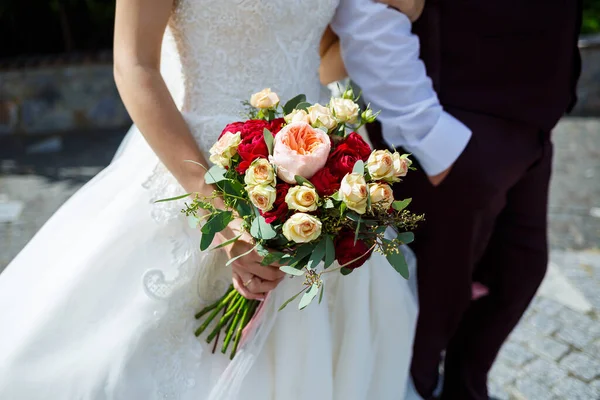 Vacker Bröllopsbukett Med Blommor Händerna Nygifta — Stockfoto