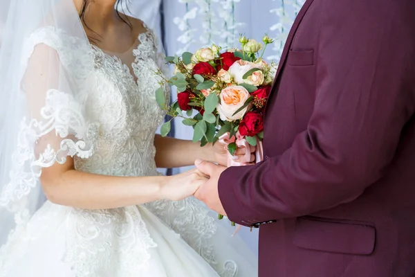 Schöner Hochzeitsstrauß Aus Blumen Den Händen Des Brautpaares — Stockfoto