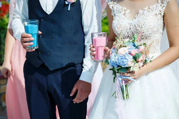 Hermoso Ramo Flores Las Manos Los Recién Casados — Foto de Stock