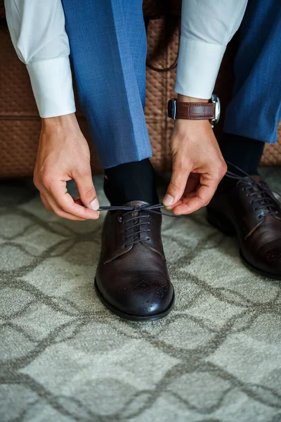 Homem Coloca Terno Dia Casamento — Fotografia de Stock